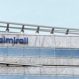 El logo de la farmacéutica Almirall, en su sede en Barcelona. E.P.