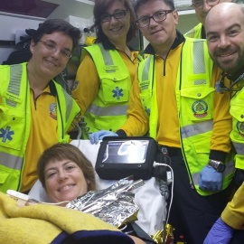 La mujer de parto atendida en la M-30 con el equipo del Samur que la atendion. TWITTER EMERGENCIAS MADRID