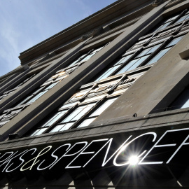 El logo de Marks & Spencer en una de sus tiendas en el centro de Londres. REUTERS/Toby Melville