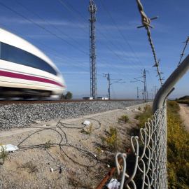 Vista del lugar donde se produjo el sabotaje al AVE el pasado jueves y donde se ha puesto en entredicho la vigilancia a la infraestructura. EFE/Jaume Sellart