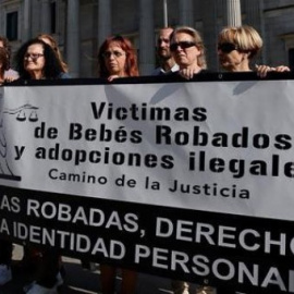 Protesta de víctimas del robo de bebés en el Congreso. EFE/Archivo