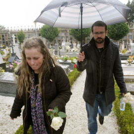 Los padres de la niña Andrea Lago, Estela Ordoñez y Antonio Lago, abandonan el cementerio de Santa Cristina de Barro en la localidad coruñesa de Noia, donde ha sido enterrada la pequeña. EFE/Xoán Rey