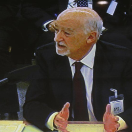 Imagen del monitor de la sala de prensa de la sede de la Audiencia Nacional en San Fernando de Henares, con la declaración del exconsejero de Caja Madrid Alberto Recarte, en el juicio de las polémicas tarjetas "opacas" de la citada entidad.