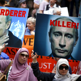 Miembros de la comunidad siria y palestina levantan carteles contra el presidente ruso, Vladimir Putn, en una manifestación en apoyo a los refugiados en  Sydney (Australia). REUTERS/David Gray