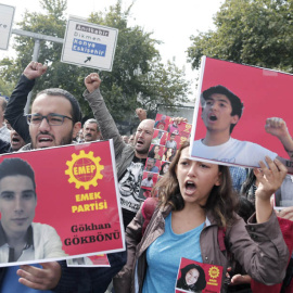Los concentrados en el homenaje a las víctimas del doble atentado de Ankara gritan consignas contra el Gobierno turco.. EFE / EPA / SEDAT SUNA