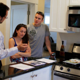 Jóvenes se mudan más tarde y con menos frecuencia. BRIAN SNYDER / REUTERS