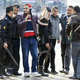Miembros de la seguridad egipcia arrestan a un grupo de manifestantes en el aniversario de de la revolución de 2011. /EFE