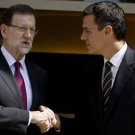 Mariano Rajoy y Pedro Sánchez, en su primera entrevista en el Palacio de La Moncloa. EFE
