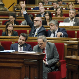 26/11/2019.- El presidente de la Generalitat, Quim Torra (primer término-d), este martes durante el pleno en el que ha sido aprobada, con los votos de JxCat, ERC y la CUP, la polémica resolución que suspendió parcialmente el Tribunal Consti