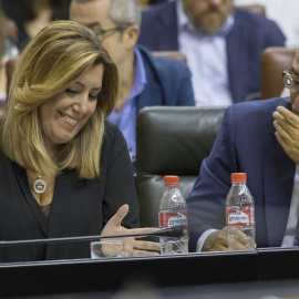 La presidenta andaluza, Susana Díaz, y el vicepresidente Manuel Jiménez Barrios, en sus escaños en la sesión de control al ejecutivo en el Parlamento de Andalucía en Sevilla. EFE/Julio Muñoz