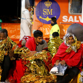27.11.2019 Salvamento Marítimo ha conseguido rescatar a cerca de 70 personas de una patera que estaba a la deriva, entre ellas cinco en estado grave. En la foto, llegada de los inmigrantes al puerto de Melilla. EFE/FG Guerrero