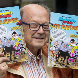 El dibujante Francisco Ibañez posa con el nuevo libro de sus personajes, Mortadelo y Filemón, 'Sueldecitos m,ás bien bajitos'. EFE/Quique García