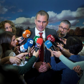 26/11/2019.- El portavoz de Vox en el Ayuntamiento de Madrid, Javier Ortega Smith, atiende a los medios tras le pleno celebrado este martes en el Ayuntamiento de Madrid. . EFE/Luca Piergiovanni