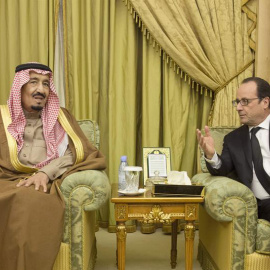 El presidente de Francia, François Hollande, junto al nuevo monarca saudí, Salman bin Abdul Aziz. - EFE