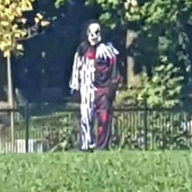 Captura de pantalla de un vídeo de CTV News de un hombre disfrazado de payaso en las inmediaciones de un colegio de Toronto.