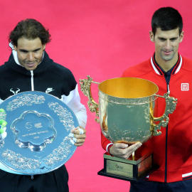 Rafa Nadal y Novak Djokovic, con sus trofeos tras la final del Open de China, que ha ganado el tenista serbio. EFE/EPA/WU HONG