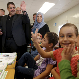 El vicecanciller y ministro de Economía alemán, Sigmar Gabriel, en su visita a un centro de refugiados sirios en Jordania. REUTERS/ Muhammad Hamed