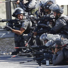 Soldados israelíes toman posiciones frente a manifestantes palestinos durante los enfrentamientos en el puesto de control de Howara, cerca de Nablus, Cisjordania.-  EFE / EPA / ALAA Badarneh