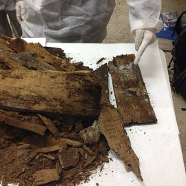 Fotografía facilitada por el Ayuntamiento de Madrid del equipo que busca a Miguel de Cervantes en la iglesia de las Trinitarias de Madrid, que ha encontrado en uno de los nichos un féretro en mal estado y con las iniciales M.C. EFE