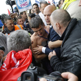 Imagen de la agresión de los trabajadores a los directivos de Air France./ REUTERS