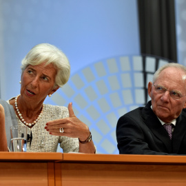 La directora gerente del FMI, Christine Lagarde, junto al ministr de Finanzas alemán, Wolfgang Schaeuble, en un seminario en Washington, con motivo de la Asamblea Anual del organismo internacional. REUTERS/James Lawler Duggan