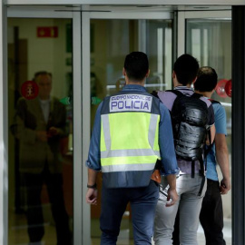 Varios policías se dirigen hacia la entrada de la sede de la Diputación de Barcelona. - EFE