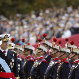 El rey, vestido con el uniforme de capitán general de la Armada, al inicio del desfile del Día de la Hispanidad./ EFE