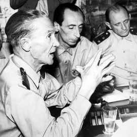 De izquierda a derecha, el periodista Miguel Urbano Rodrigues y el triunvirato Galvao, Velo y Sotomayor.