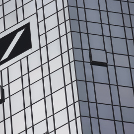 El logo de Deutsche Bank en el rascacielos de Fráncfort donde tiene su sede el banco alemán. REUTERS/Kai Pfaffenbach