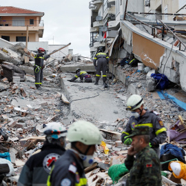 El personal de emergencia busca sobrevivientes en un edificio derrumbado en Durres, después de que un terremoto sacudió Albania, el 28 de noviembre de 2019. REUTERS / Florion Goga
