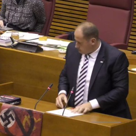 El diputado de Vox, David García, en las Cortes Valencianas colocando la esvástica y la hoz y el martillo. / Twitter Vox