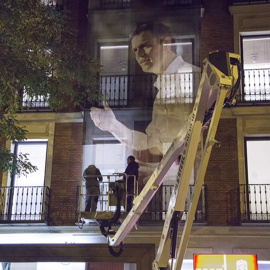 Lona con el que el PSOE ha recubierto su sede central en Madrid. / M.S.