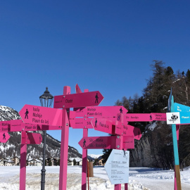  Señalización en una estación de montaña. Fotografía de Daniele Levis Pelusi (Unsplash).