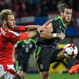 Marko Arnautovic (i) de Austria en acción ante Gareth Bale de Gales. /EFE