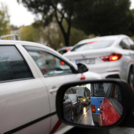 Otra imagen del atasco en la calle Arturo Soria de Madrid. / J.C.H.