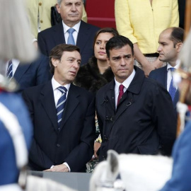 El portavoz del PP en el Congreso, Rafael Hernando y el líder de los socialistas, Pedro Sánchez, durante el desfile del Día de la Fiesta Nacional./ EFE