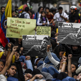 27/11/2019 - Manifestantes muestran la imagen de Dilan Cruz, el joven estudiante asesinado durante las protestas en Colombia. / AFP - JUAN BARRETO