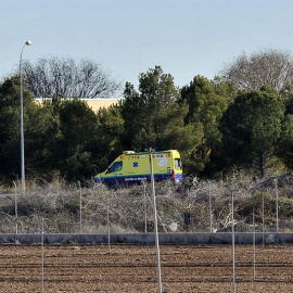 Una ambulancia acude a la base aérea de Los Llanos (Albacete) donde dos pilotos han fallecido y otras diez personas han resultado heridas -seis de gravedad- al estrellarse un avión F-16 griego. EFE