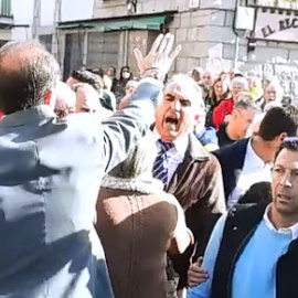 El alcalde de Los Molinos intenta apaciguar a los exaltados durante el homenaje a los caídos del franquismo.- AHORA LOS MOLINOS