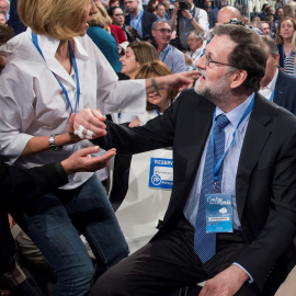 El presidente del Gobierno, Mariano Rajoy, y la secretaria general del Partido Popular, María Dolores de Cospedal, durante la inauguración de la Convención Nacional del PP en Sevilla. EFE/Raúl Caro