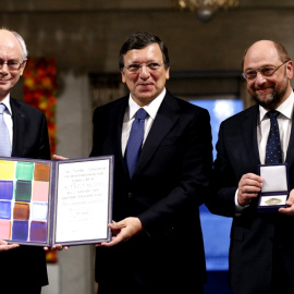 El presidente del Consejo Europeo, Herman Van Rompuy, y el presidente de la Comisión Europea, José Manuel Durao Barroso, han recibido el premio Nobel de la Paz, junto al presidente del Parlamento, Martin Schulz.  / EFE