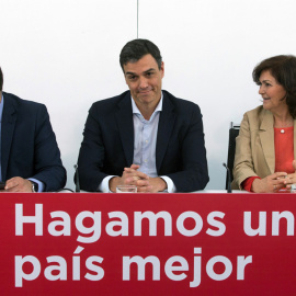 El secretario general del PSOE, Pedro Sánchez, acompañado por el secretario de Organización, José Luis Ábalos, y la secretaria de Igualdad, Carmen Calvo, durante la reunión de la Ejecutiva Federal en la sede de Ferraz. EFE/Rodrigo Jiménez