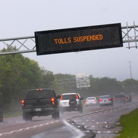 Vehículos se alejan de las costas de Florida en una autopista de la ciudad de Cocoa Beach. - EFE