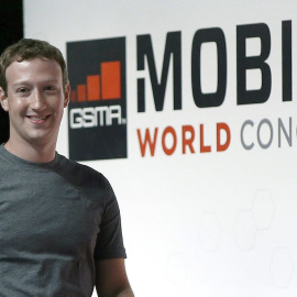 El fundador y consejero delegado de Facebook, Mark Zuckerberg, en el Congreso Mundial de Móviles este lunes / EFE