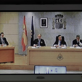 Imagen del monitor de la sala de prensa de la Audiencia Nacional de San Fernando de Henares del presidente del Gobierno, Mariano Rajoy (i). /EFE
