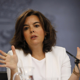 La vicepresidenta del Gobierno en funciones, Soraya Sáenz de Santamaría, durante la rueda de prensa posterior a la reunión del Consejo de Ministros, en Moncloa. EFE/Juan Carlos Hidalgo