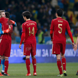 Los jugadores de la selección española abrazan a su portero, David de Gea, tras la victoria ante Ucrania por 1-0.- REUTERS/Valentyn Ogirenko