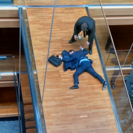 Steven Woolfe, de UKIP, desmayado en una pasarela del Parlamento Europeo. - REUTERS