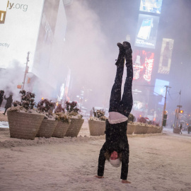 Una mujer hace una pirueta en Times Square. REUTERS/Adrees Latif