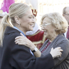 La alcaldesa de Madrid Manuela Carmena, saluda a la presidenta de la Comunidad de Madrid, Cristina Cifuentes, durante la tradicional misa en honor a la patrona de la capital, la Virgen de la Almudena. EFE